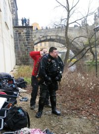 Potápěči se připravují na průzkum dna Vltavy u Karlova mostu