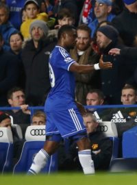 Střelec všech gólů Chelsea v zápase s United Samuel Eto&#039;o si po vystřídání plácá s koučem José Mourinhem