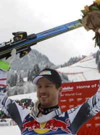 Rakušan Hannes Reichelt se raduje po vítězství ve sjezdu na Hahnenkammu. Závodu přihlížel například i Arnold Schwarzeneger