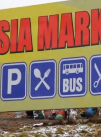 Asijská tržnice v česko-německém pohraničí. Snímek z videa, které natočili reportéři ČRo