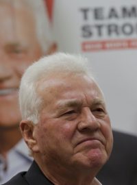 Rakouský miliardář Frank Stronach na tiskové konferenci, kde oznámil, že se vzdává poslaneckého mandátu