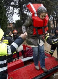 Záplavy způsobily přívalové deště poblíž italského Říma. Někteří lidé museli být evakuováni