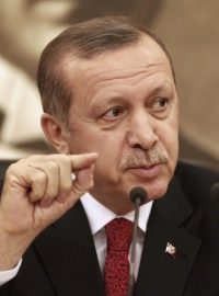 Turecký premiér Recep Tayyip Erdoğan na tiskové konferenci v Istanbulu
