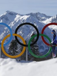 Annelies Cook z USA projíždí kolem olympijských kruhů při tréninku biatlonu na Zimní olympijské hry v Soči