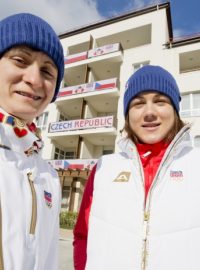 Martina Sáblíková a Karolína Erbanová před Českým olypijským domem
