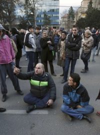 Bosenští demonstranti v ulicích Sarajeva