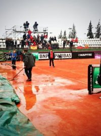 Úvodnímu zápasu Fed Cupu v Seville počasí nepřálo