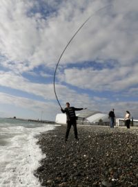 Rybář zkouší štěstí nedaleko olympijského parku v Soči
