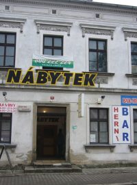 Herna v Novém Boru obešla zákaz provozu výherních automatů: dům, kde byl privátní klub s automaty