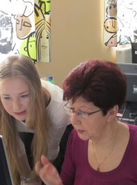 Počítačový kurz pro seniory v Českém Brodě: Seniorům pomáhají se základy práce na počítači v rámci praxe také studenti