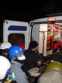 Situace v centru Kyjeva je kritická. Sanitky odvážejí z okolí Náměstí nezávislosti desítky raněných