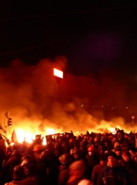 Situace v centru Kyjeva je kritická. Sanitky odvážejí z okolí Náměstí nezávislosti desítky raněných