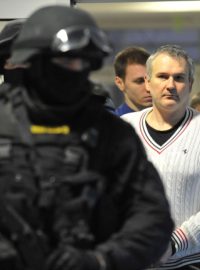 Radek Březina (v bíllém svetru), údajný hlavní aktér nelegálních obchodů s lihem  zůstává ve vazbě