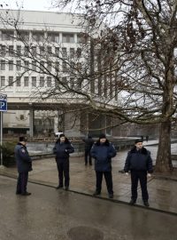 Policie obklíčila obsazenou budovu krymského autonomního parlamentu v Simferopolu