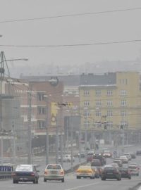 Meteorologové vyhlásili v noci na 28. ledna smogovou situaci v části Moravskoslezského kraje. Platí pro Ostravsko, Karvinsko a Frýdecko-Místecko bez Třinecka. Na snímku je ostravská Českobratrská ulice.