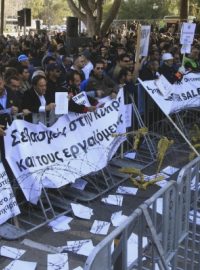 Kyperský parlament bude napodruhé hlasovat o privatizaci státních podniků. Před jeho budovou se očekávají bouřlivé demonstrace stejně jako minulý týden