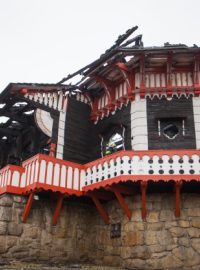 Chata Libušín na Pustevnách v Beskydech. Budovu navrženou architektem Jurkovičem v noci na 3. března poškodil požár