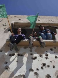 Palestinci s vlajkami hnutí Hamás