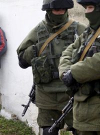 Zřejmě ruští vojáci na území Krymu poblíž ukrajinské základny