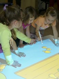 Školka v Kravařích má nový interaktivní koberec