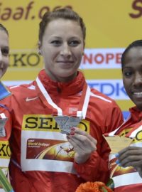 Česká tyčkařka Jiřina Svobodová (uprostřed) se zbylými medailistkami z ženské tyčky, Ruskou Sidorovovou a Kubánkou Silvaovou