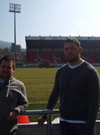 Ragbisté Lukáš Rapant (vlevo) s Miroslavem Němečkem na stadionu týmu Oyonnax