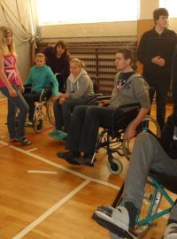 Studentský projekt Pomáháme smíchem: Zdraví studenti si zkoušejí jízdu na vozíku