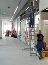 Ještě den před otevřením druhého obchodního centra ve středu Teplic dělníci dokončovali práci
