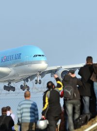 Letoun Airbus A380 přistál na letišti Václava Havla
