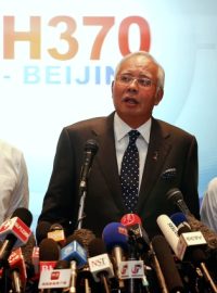 Malajsijský premiér Nadžíb Razak informuje o ztraceném letadle