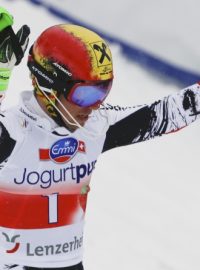 Marcel Hirscher slavil první kolo slalomu s rukama nad hlavou