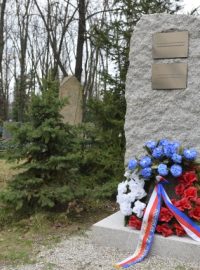 Kontroverzní pomník internacionalistům na pražských Olšanských hřbitovech