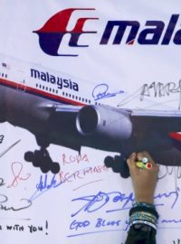 Lidé píší vzkazy pro pasažéry ztraceného letu