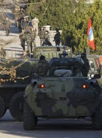 Krym. Transportér ruské armády před ukrajinskou základnou v Belbeku