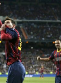 Lionel Messi slaví poté, co úspěšně proměnil penaltu