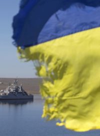 Ukrajinská vlajka nad blokovaným zálivem Donuzlav