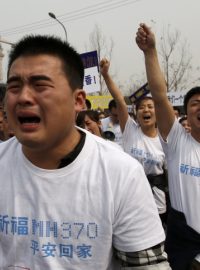Čína, Peking. Příbuzní pasažérů ze ztraceného malajsijského letadla při protestu před ambasádou Malajsie v Pekingu