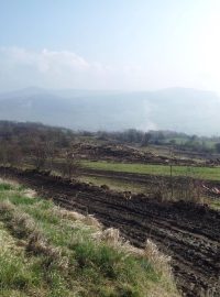 Sesutý svah na dálnici D8 nad Litochovicemi na Litoměřicku. Dřevorubci pokáceli stromy, aby mohli geologové začít s průzkumem. Od něj by se pak mělo odvíjet zajištění svahu proti dalšímu sesuvu