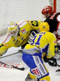 Hradečtí hokejisté (v černém) zlínského brankáře Tomáše Štůralu ve čtvrtém čtvrtfinále nepřekonali ani jednou