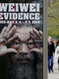 Plakát výstavy díla Aj Wej-weje a lidé proudící okolo