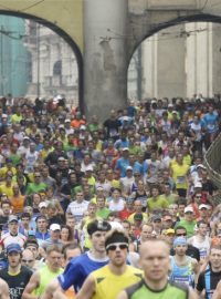 Pražský půlmaraton – na snímku běžci na Smetanově nábřeží u Novotného lávky