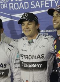 Stupně vítězů po kvalifikaci v Bahrajnu. Hamilton, Rosberg a Ricciardo