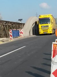 Most v Ropici těsně před uzavřením. Vlevo těsně sousedí s provizorním vojenským mostem