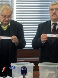 Člen Státní volební komise Václav Henych (vlevo) a Jiří Prox z Českého statistického úřadu vylosovali čísla, kterými budou označeny hlasovací lístky kandidátů v květnových volbách do EP