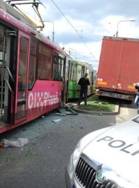 V centru Plzně na Palackého náměstí se po poledni srazila tramvaj a kamion