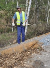 Svah byl vyčištěn od papírů i plastů a teď ho zahrnují pilinami