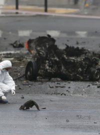 Řecko, Atény. Soudní experti zkoumají prostor před budovou centrální banky, kde vybuchla nálož umístěná v autě