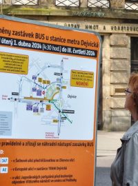 Zastávky autobusů u stanice metra Dejvická najdou cestující až do července na jiných místech