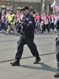Stovky fanoušků Slavie mířili na Letnou, policie jich několik zadržela