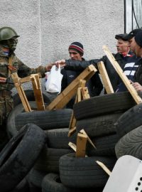 Ozbrojenec ve Slavjansku dostává od muže v civilu balíček